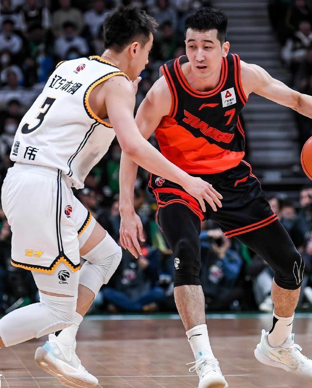 FLY碾压FNC，Viper打出惊人五杀焦点之战四强赛，点燃全场激情